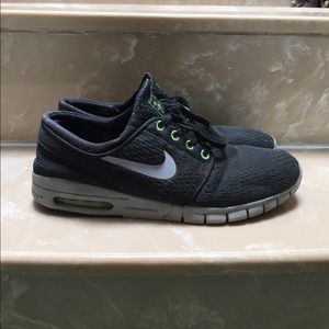 Nike black janoski max